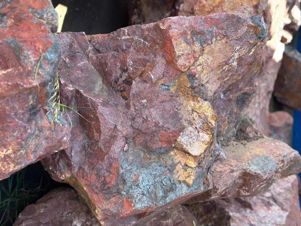 Камни для ландшафтного дизайна красно-фиолетовые 10-60 килограмм купить в Архангельской области