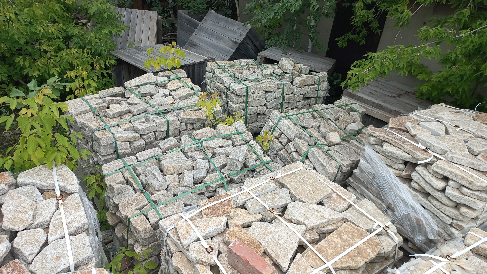 Плитняк галтованный гранитный для ландшафтного дизайна купить в Архангельской области