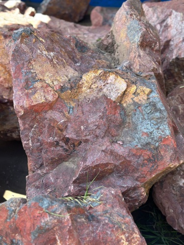 Камни для ландшафтного дизайна красно-фиолетовые 10-60 килограмм купить в Архангельской области