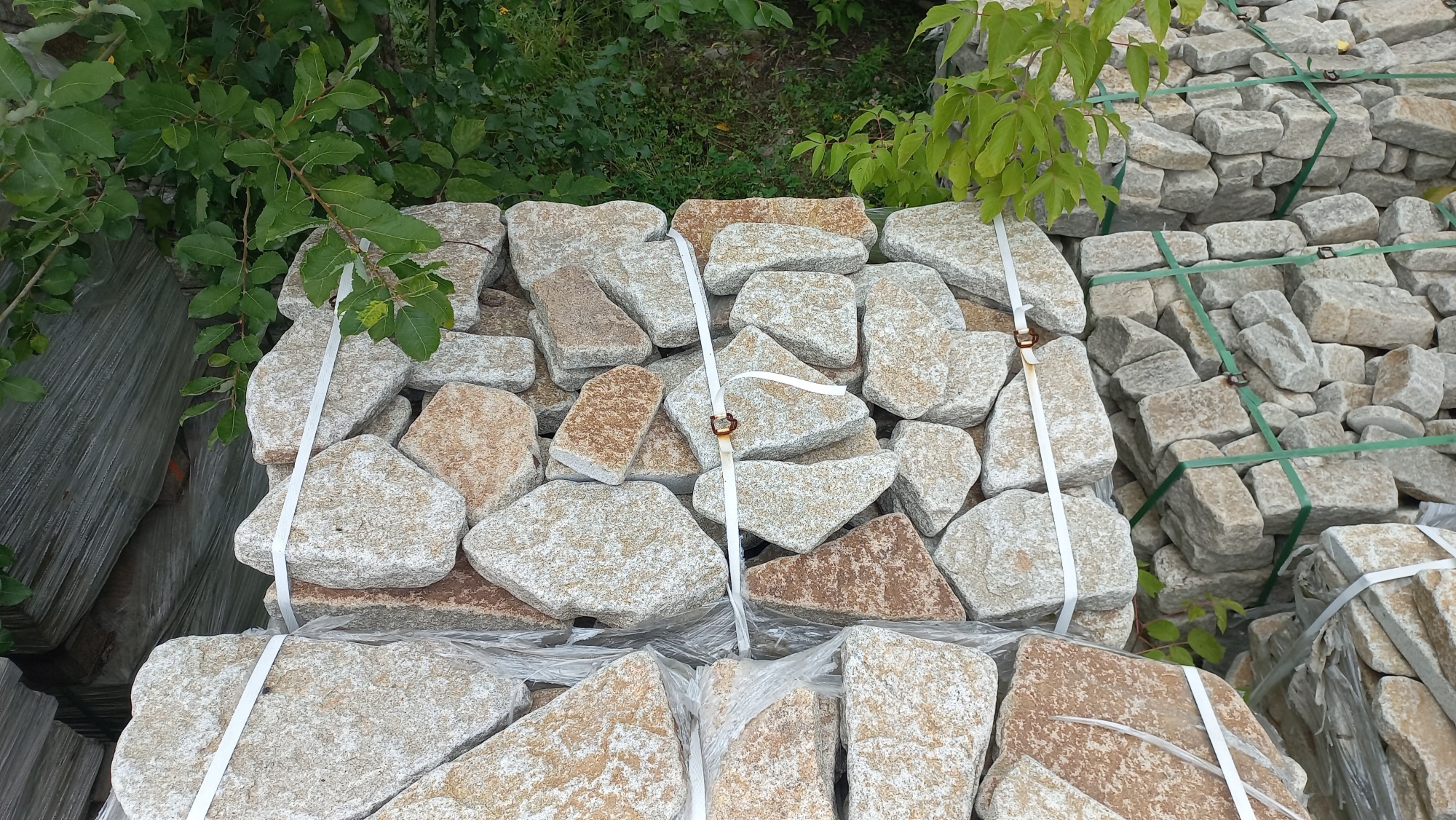 Плитняк галтованный гранитный для ландшафтного дизайна купить в Архангельской области