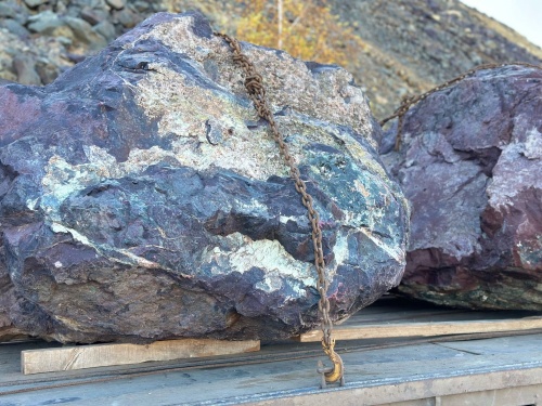 Огромные красно-фиолетовые валуны для ландшафтного дизайна весом более 5 тонн купить в Архангельской области