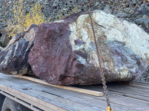Огромные красно-фиолетовые валуны для ландшафтного дизайна весом более 5 тонн купить в Архангельской области