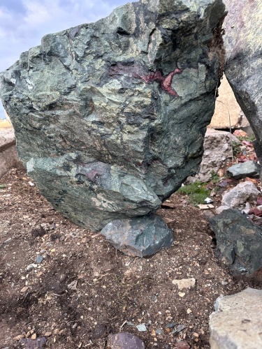 Гигантские зелёные валуны для ландшафтного дизайна весом более 5 тонн купить в Архангельской области