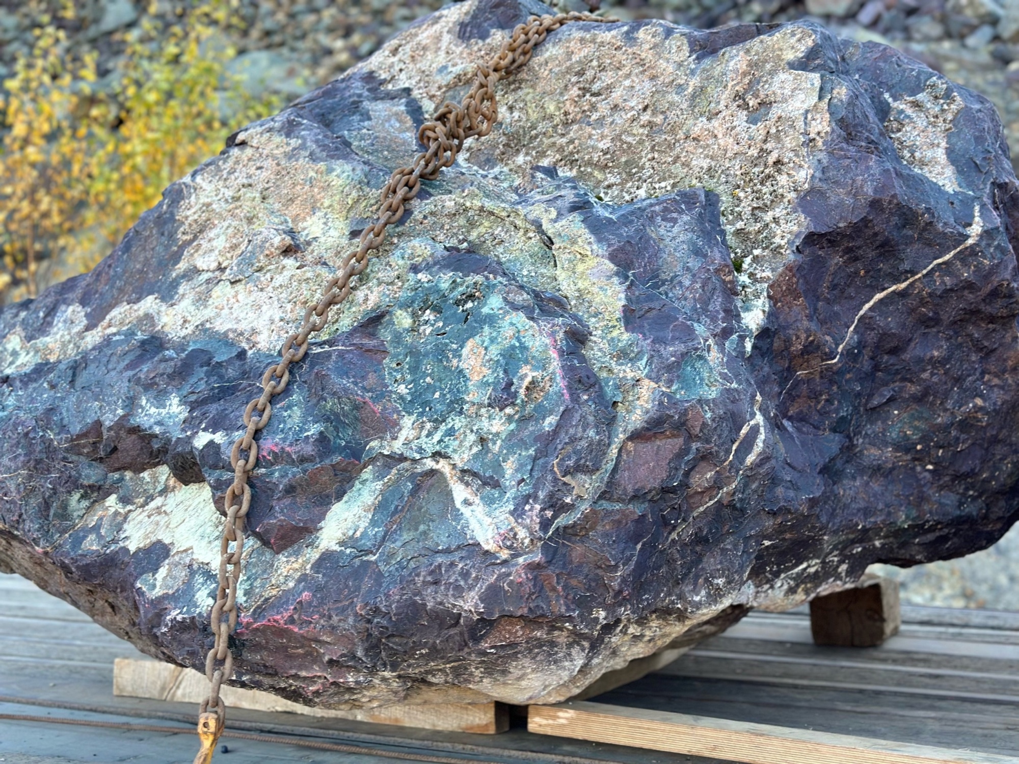 Огромные красно-фиолетовые валуны для ландшафтного дизайна весом более 5 тонн купить в Архангельской области