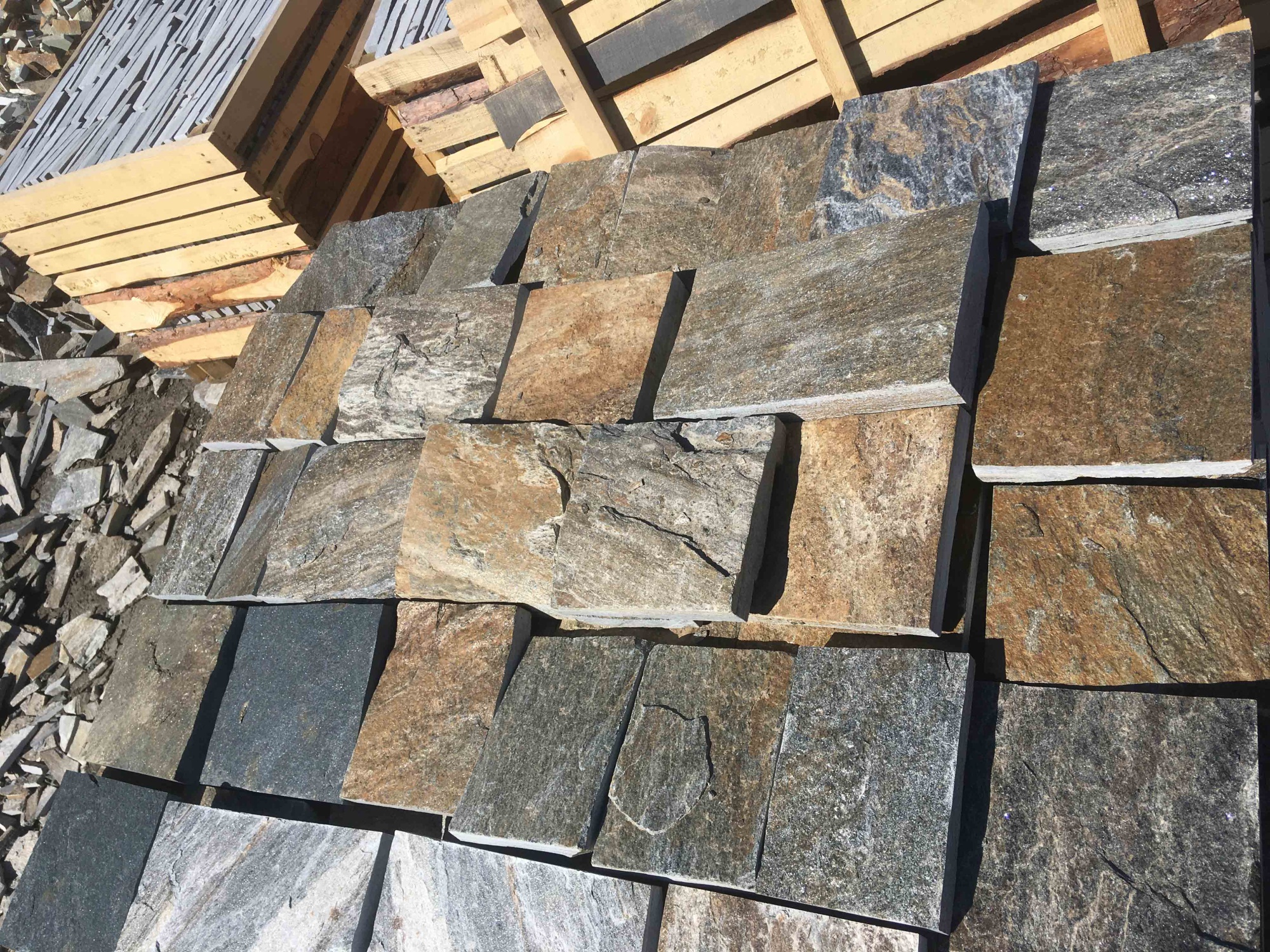 Плитка пилёная златолит Уральский для цоколя, отмостки купить в Архангельской области