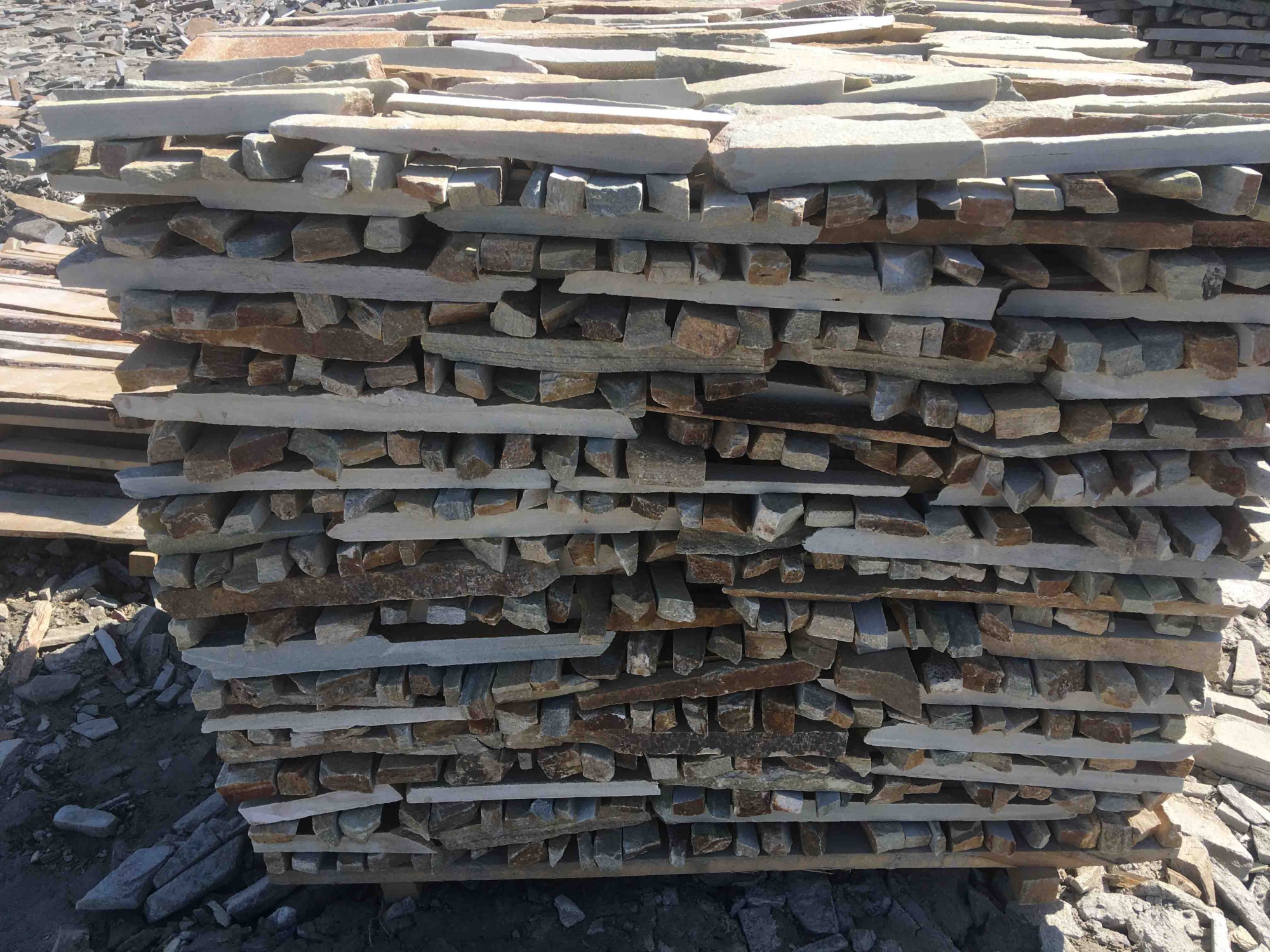 Горбушка златолит золотистый для облицовки купить в Архангельской области