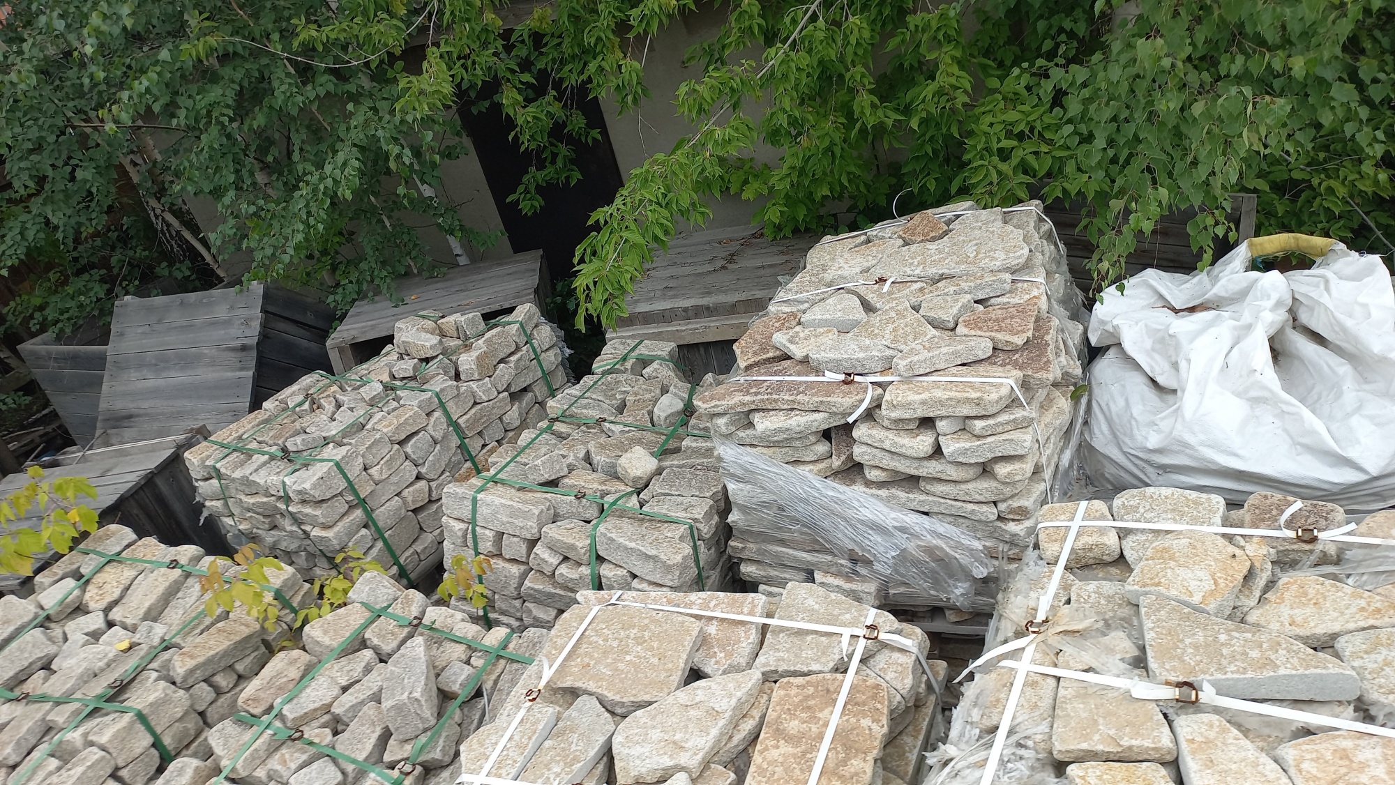 Плитняк гранитный галтованный купить в Архангельской области