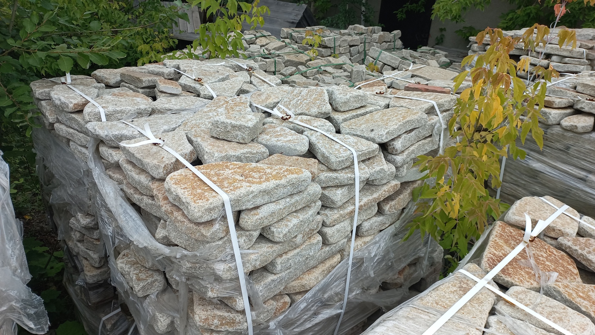 Плитняк галтованный гранитный для ландшафтного дизайна купить в Архангельской области