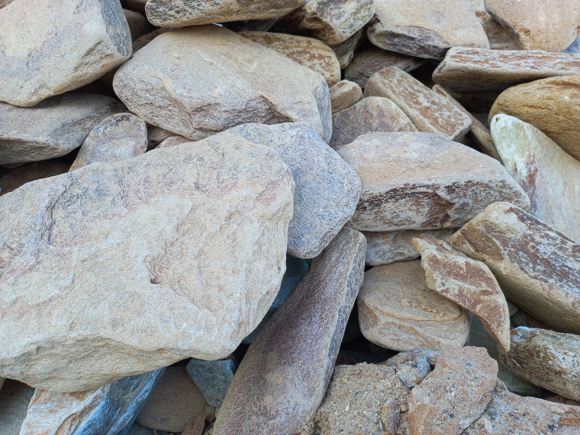 Златолит жёлтый, жёлто-зелёный глыбки и валуны для ланшафтного дизайна купить в Архангельской области