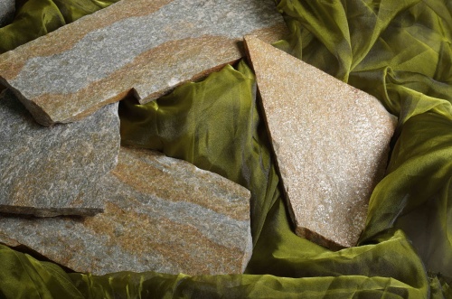 Плитняк златолит Уральский для цоколя, отмостки купить в Архангельской области